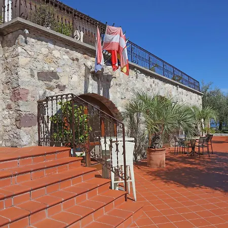Comfortable Holiday Home In Soiano Del Lago With Lakeview Holiday home